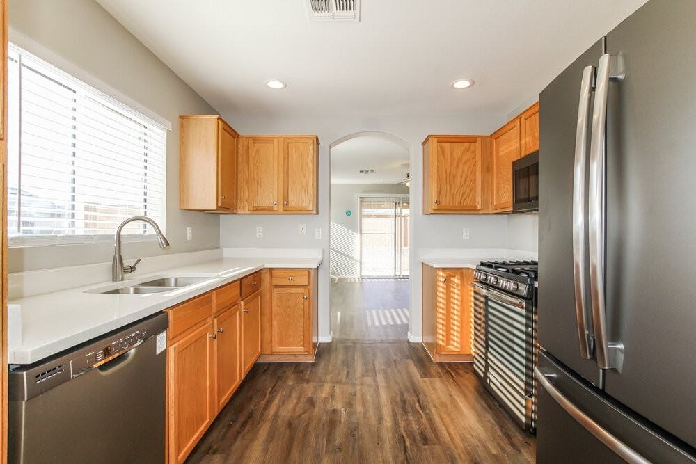 12438 W Willow Ave - Photo 7 of 16