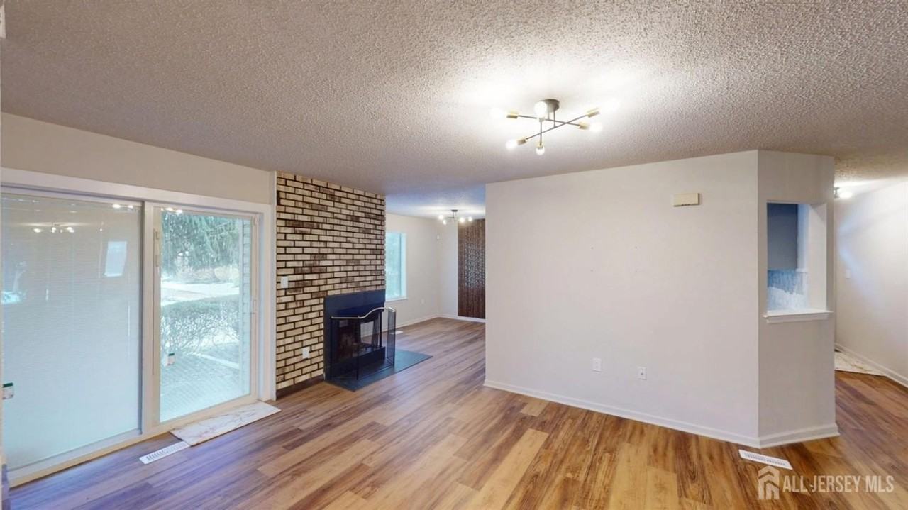 29 Chatham Sq - Photo 3 of 44