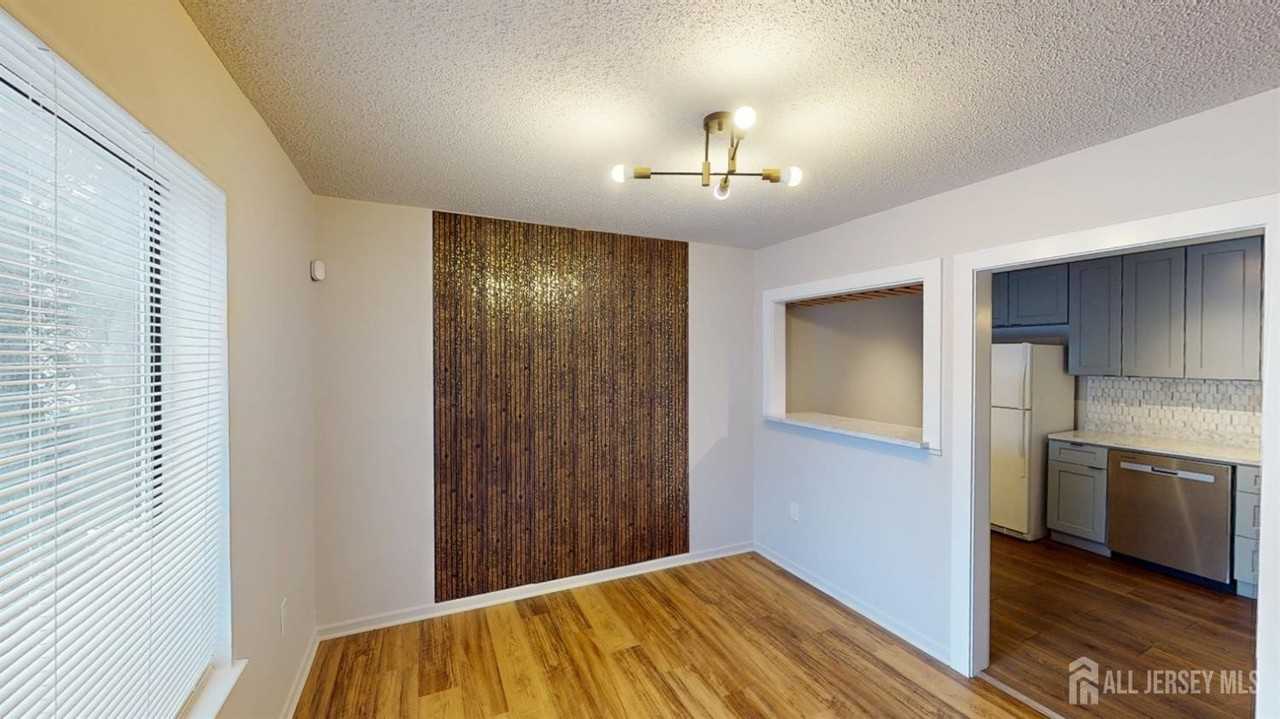 29 Chatham Sq - Photo 5 of 44