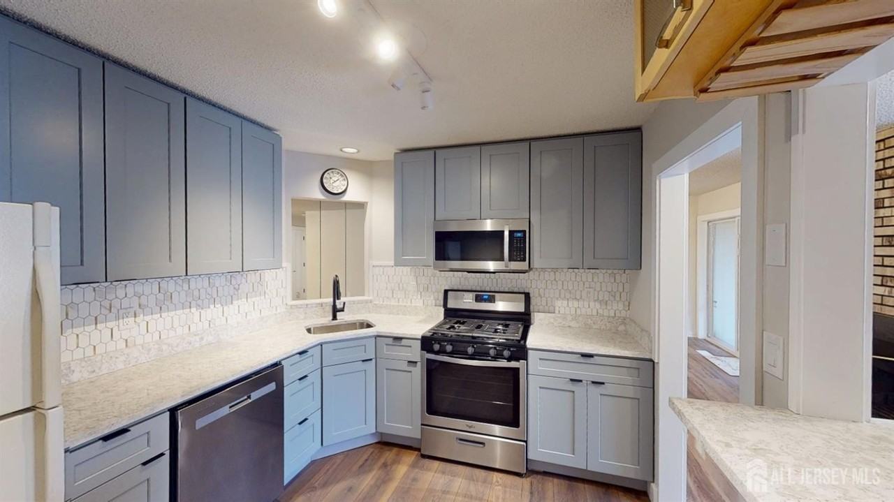 29 Chatham Sq - Photo 7 of 44