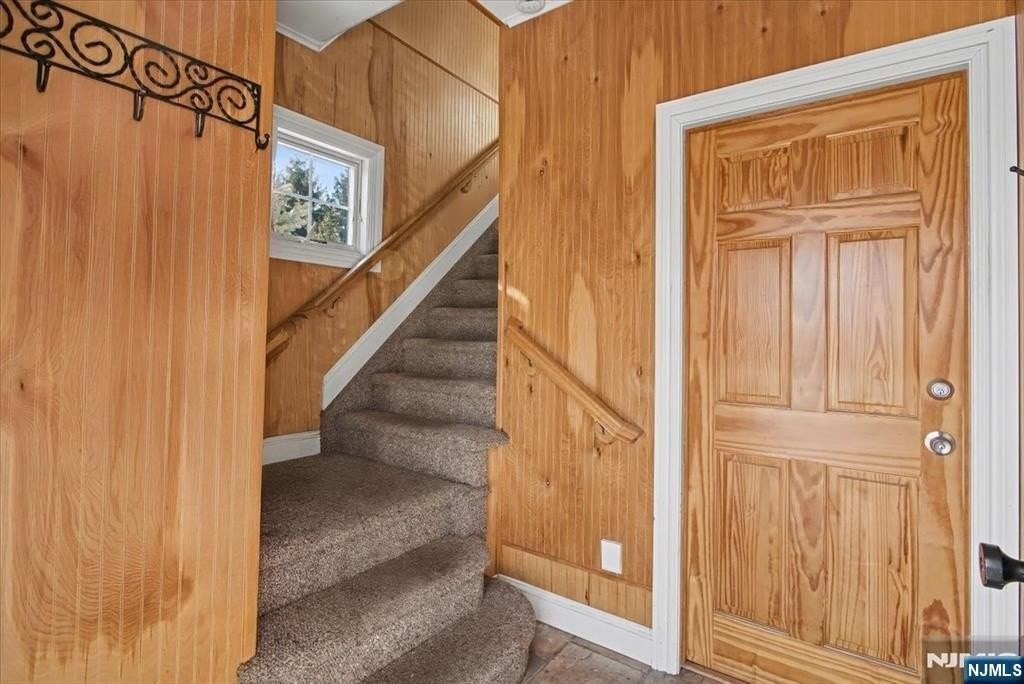 85 Sheridan Ave - Photo 3 of 23