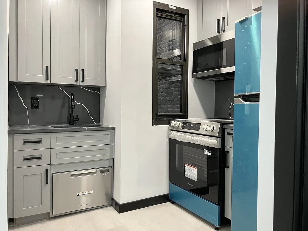 223 E 4th St #5C - Photo 2 of 4