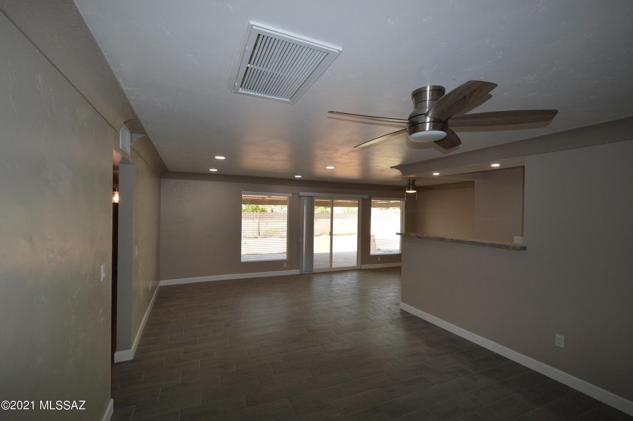 4743 E 13th St - Photo 3 of 19