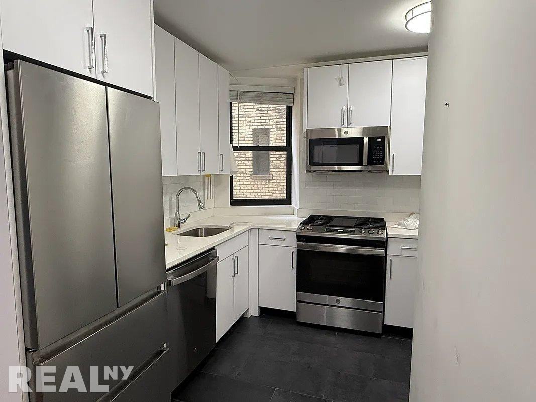 W 68th St #3D - Photo 3 of 5