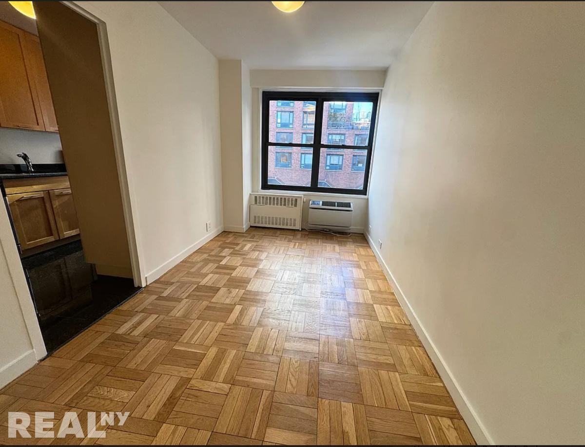 4th Ave #3R - Photo 2 of 8