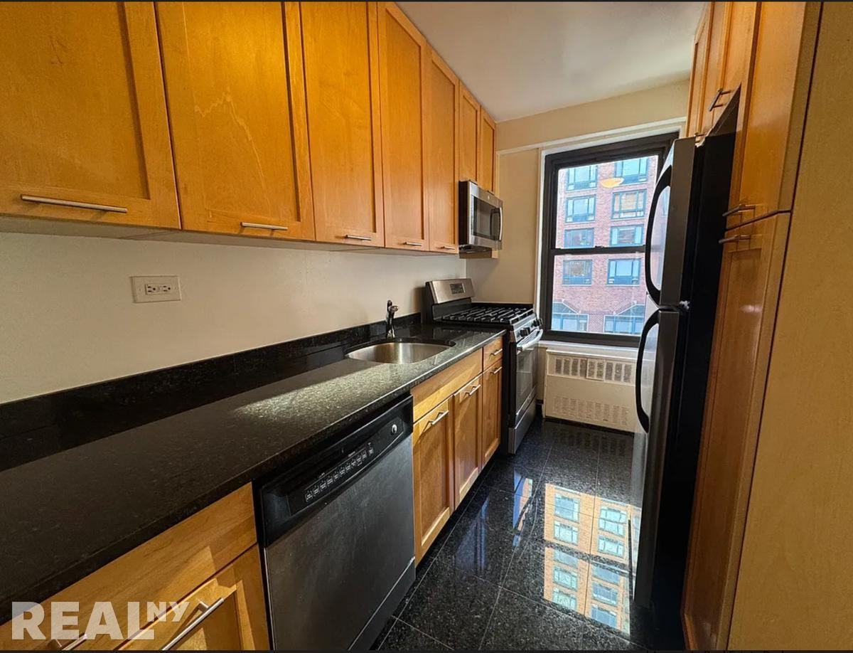 4th Ave #3R - Photo 3 of 8