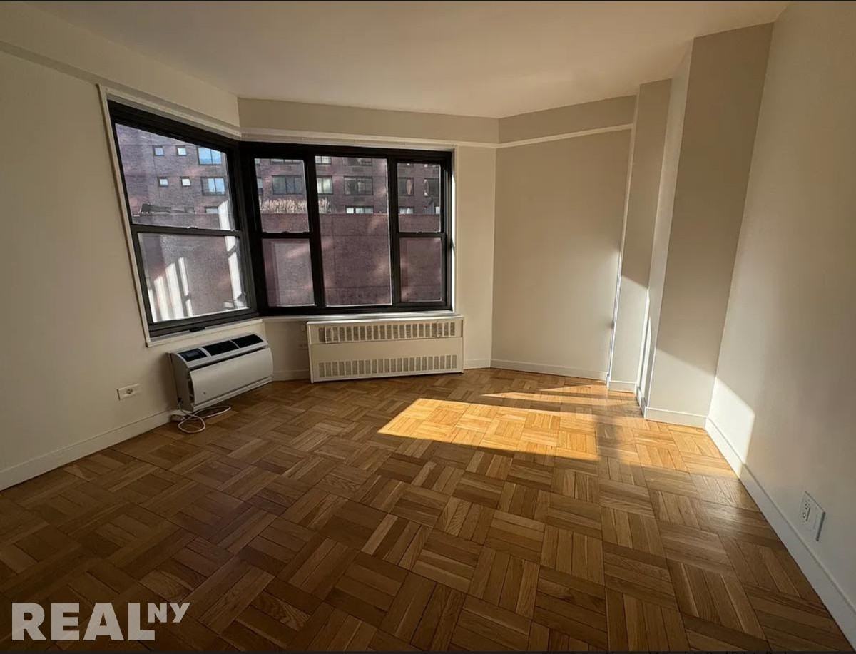 4th Ave #3R - Photo 5 of 8