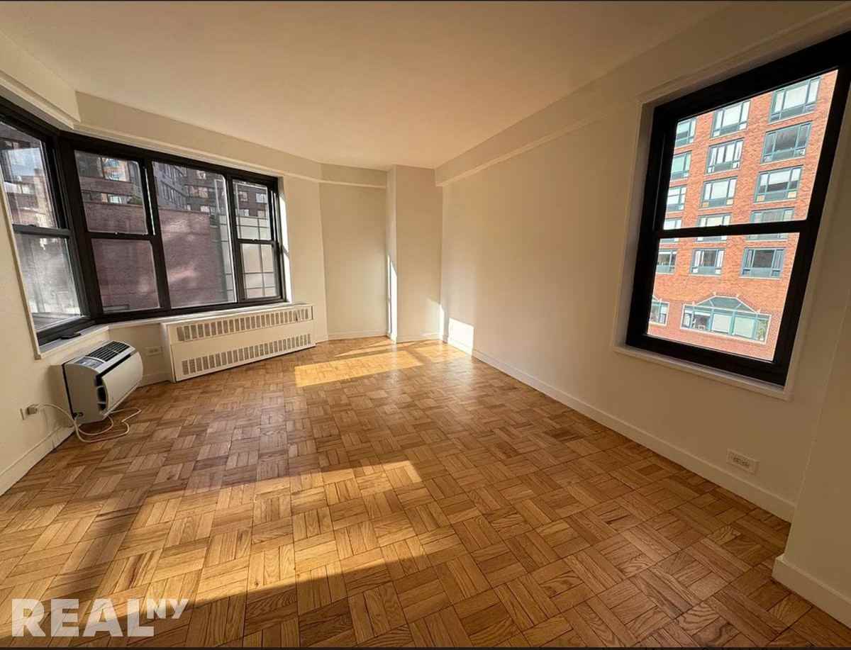 4th Ave #3R - Photo 6 of 8