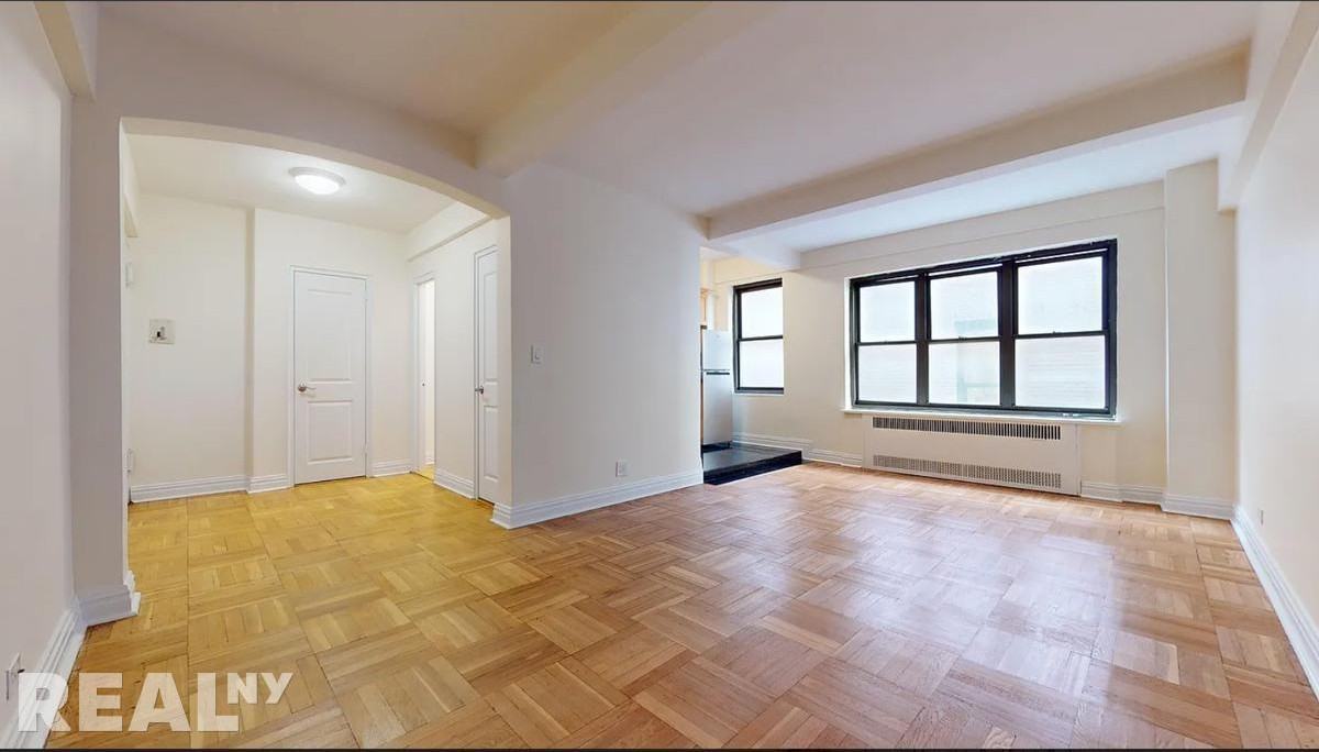 E 56th St #8J - Photo 4 of 7