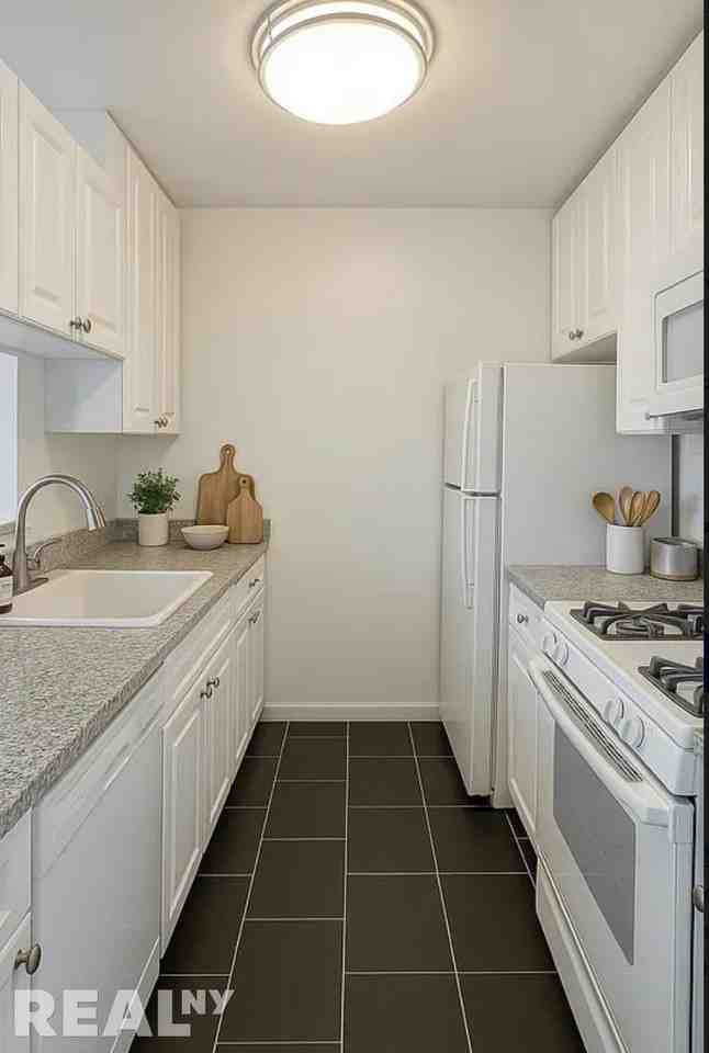 W 43rd St #4F - Photo 2 of 8