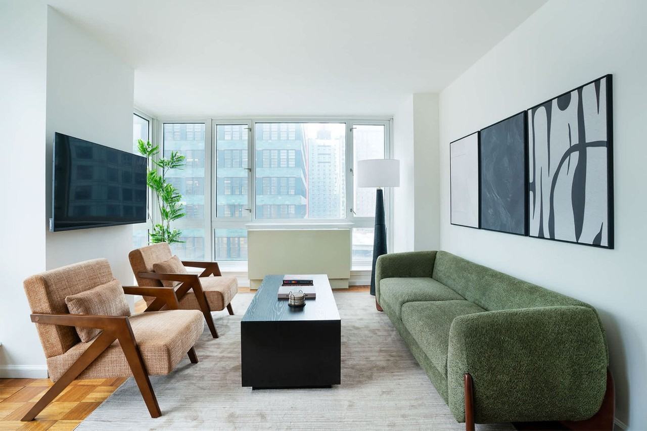 350 West 43rd Street - Photo 4 of 34