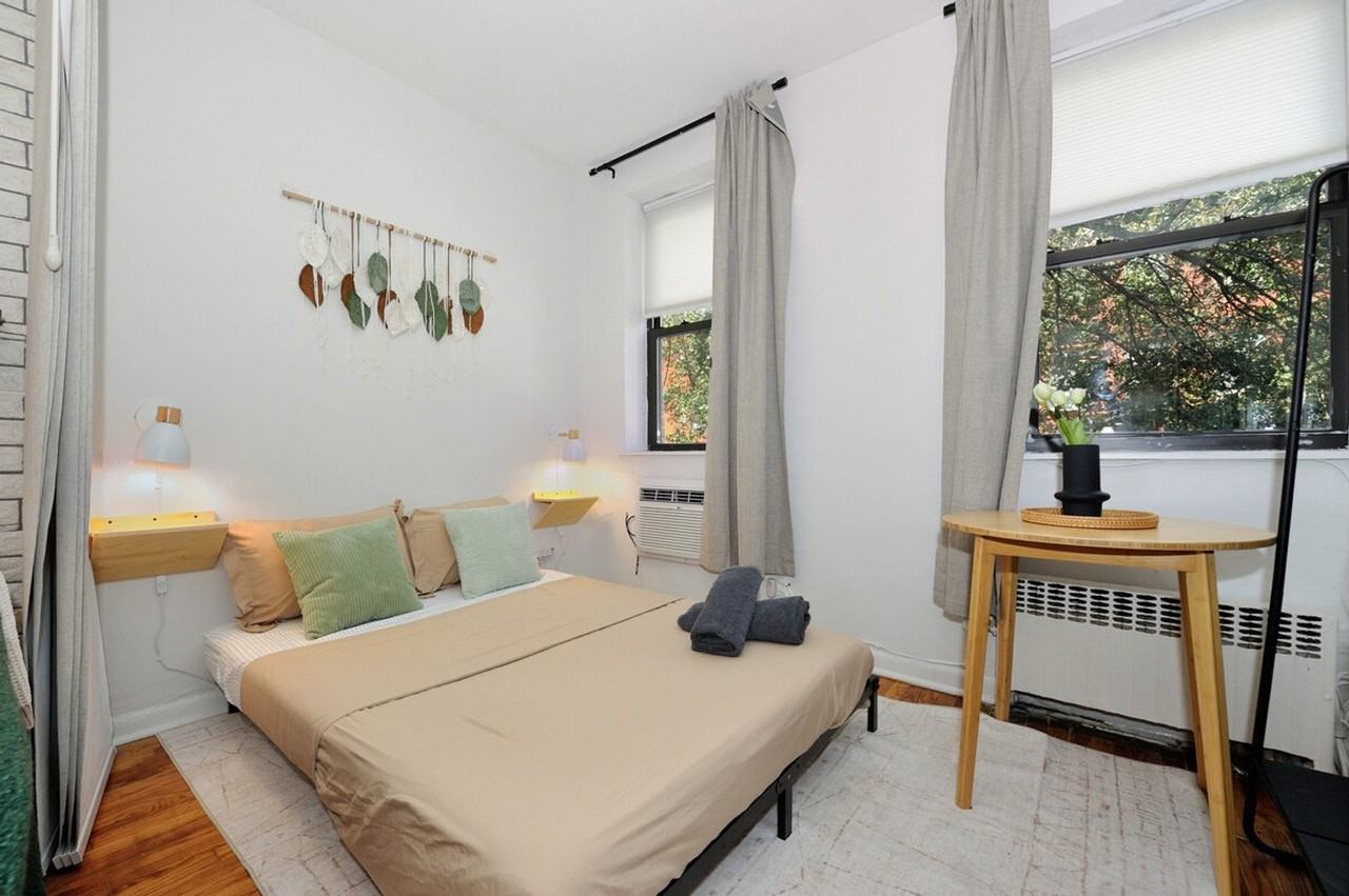 388 W 38th St #1383561P - Photo 2 of 21