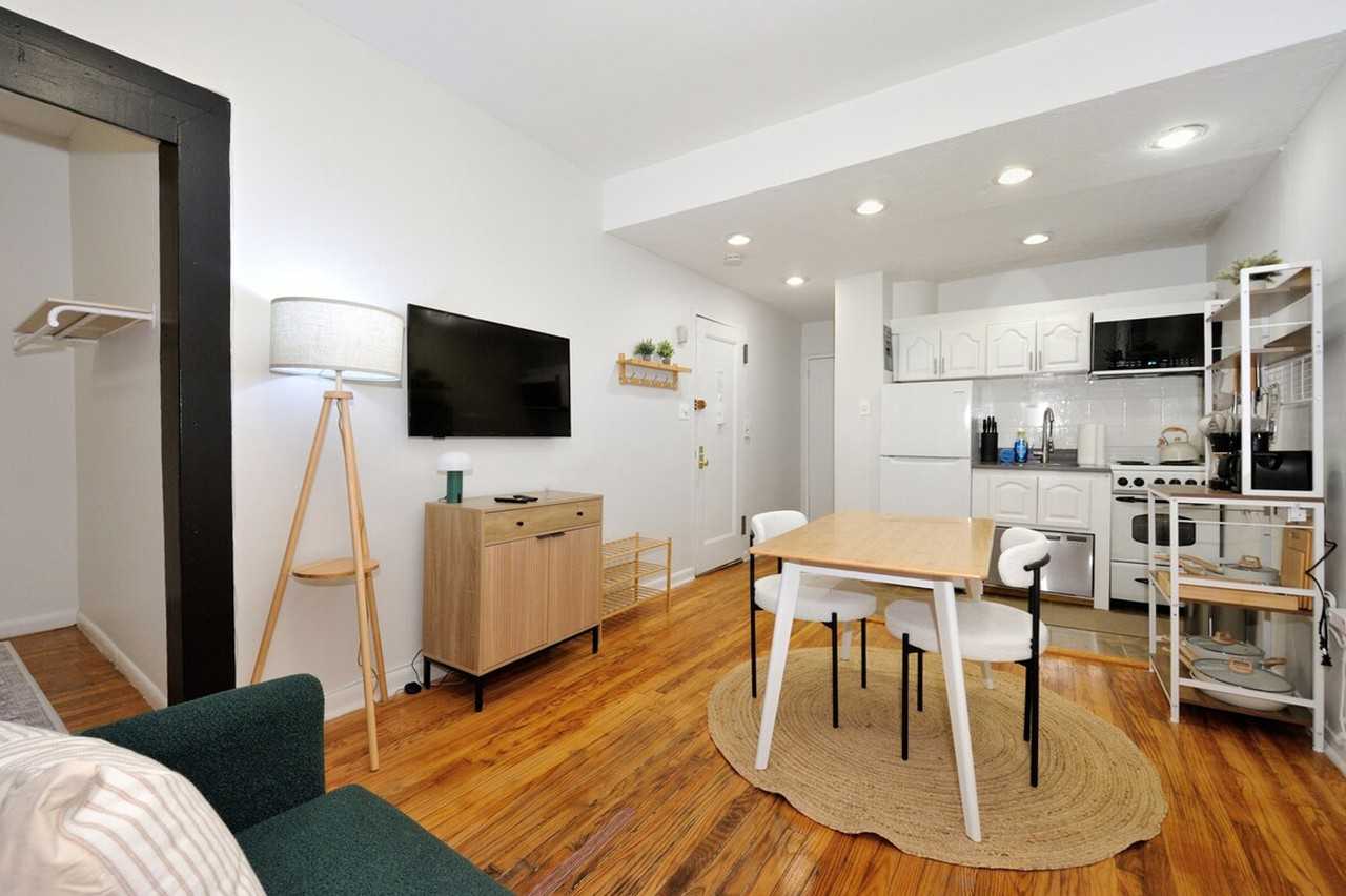 388 W 38th St #1383561P - Photo 7 of 21