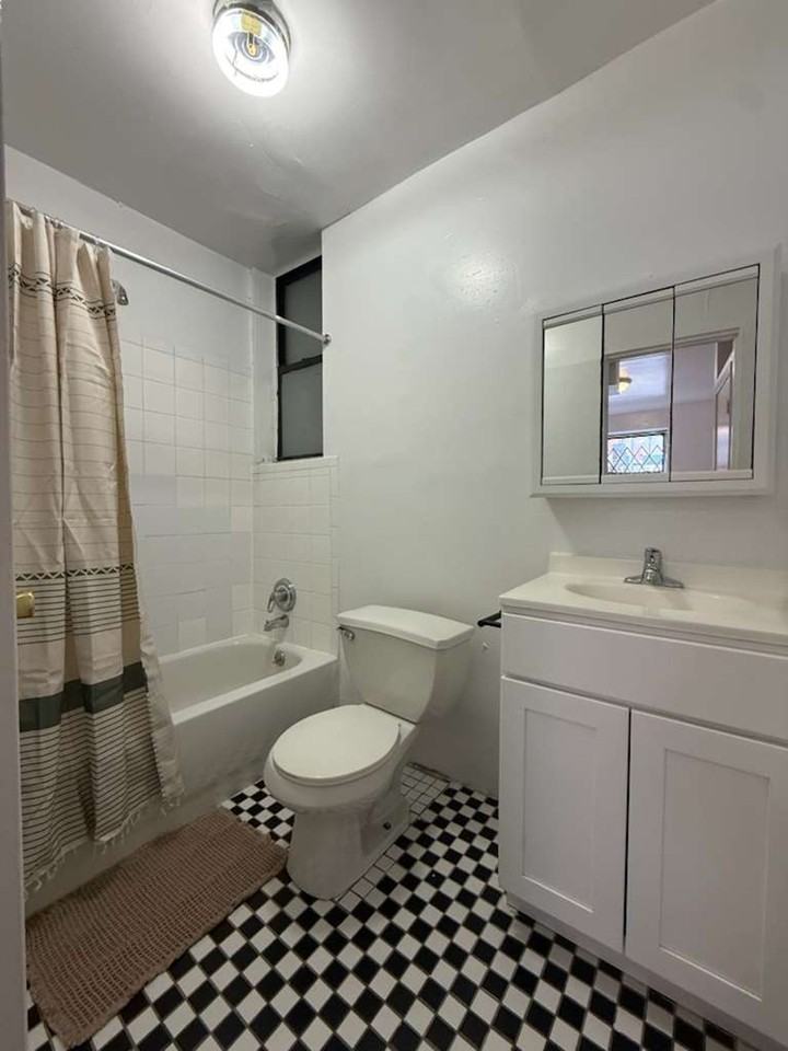 419 W 54th St #1404664P - Photo 2 of 4