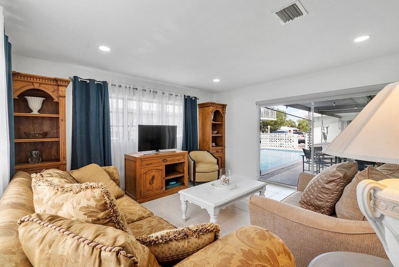 2175 Se 6th St #1380878P - Photo 3 of 29