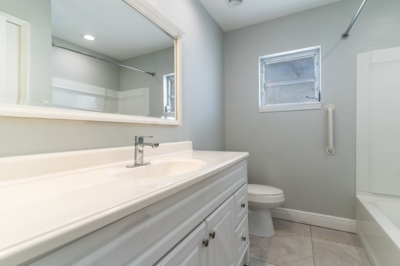 124 Shelley Dr - Photo 2 of 14