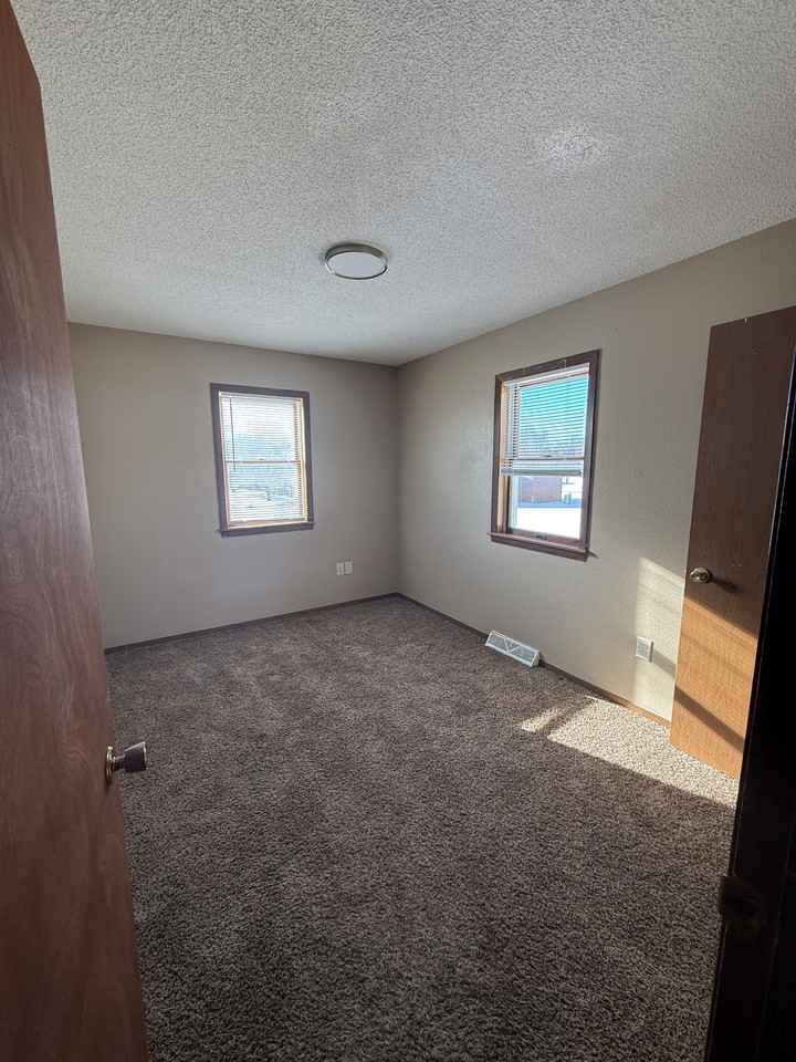 1014 Castlewood Dr - Photo 2 of 11