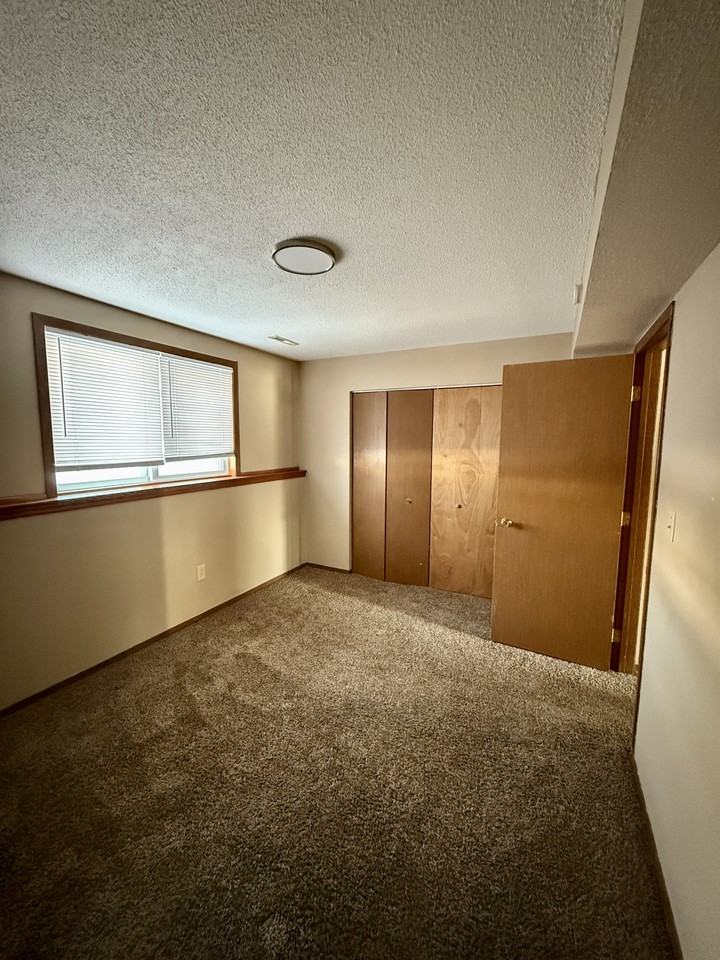 1014 Castlewood Dr - Photo 5 of 11