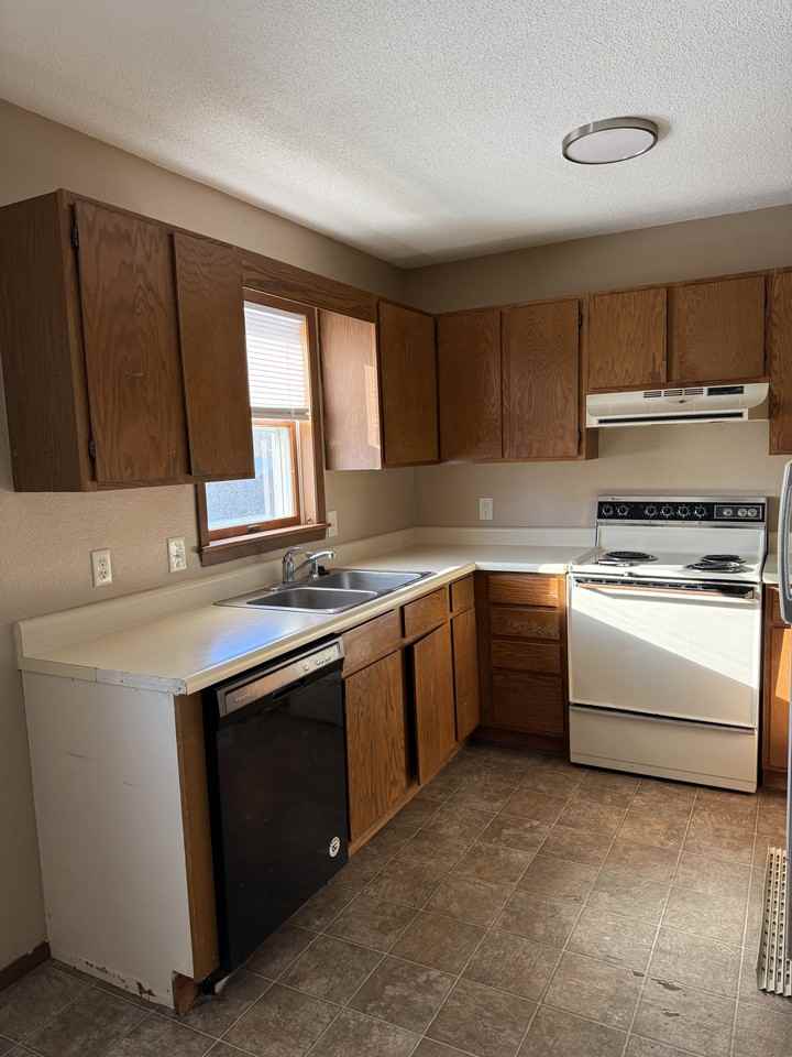 1014 Castlewood Dr - Photo 6 of 11