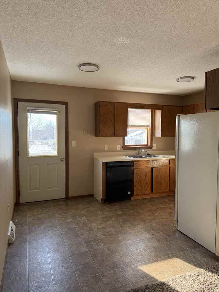 1014 Castlewood Dr - Photo 7 of 11