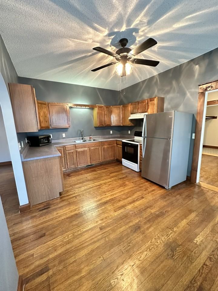 923 East Hillcrest Drive - Photo 4 of 20