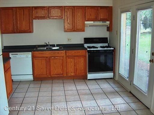 606 Elm St - Photo 2 of 9