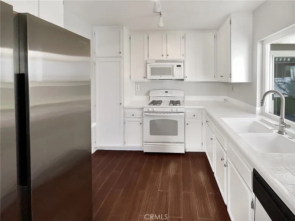 12362 Highgate Ave - Photo 4 of 10