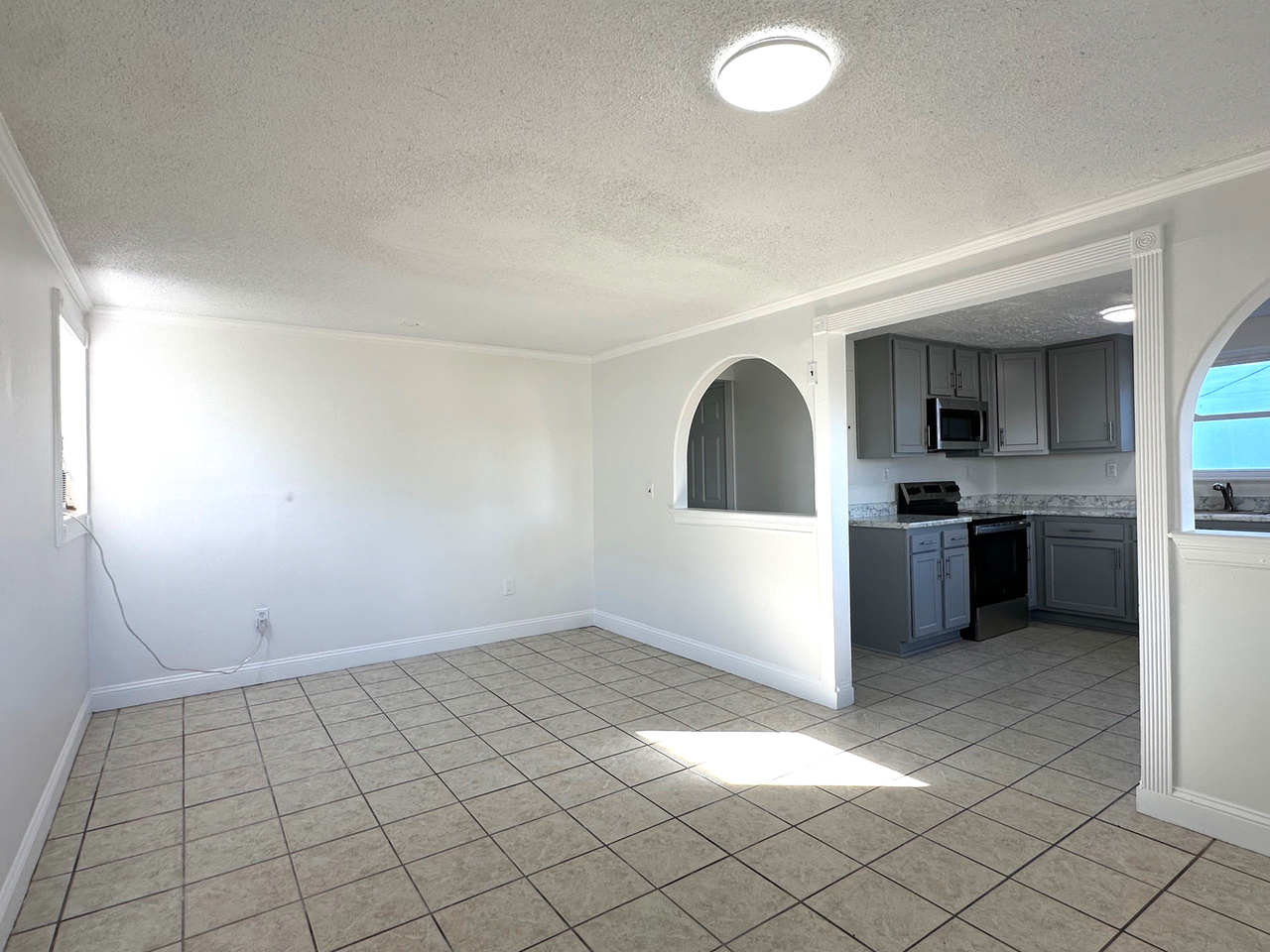 939 N Fletcher Ave Lowr - Photo 2 of 11