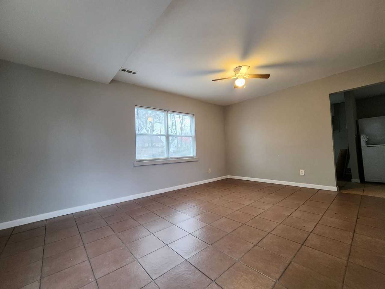 634 S Wheatland Ave - Photo 4 of 13