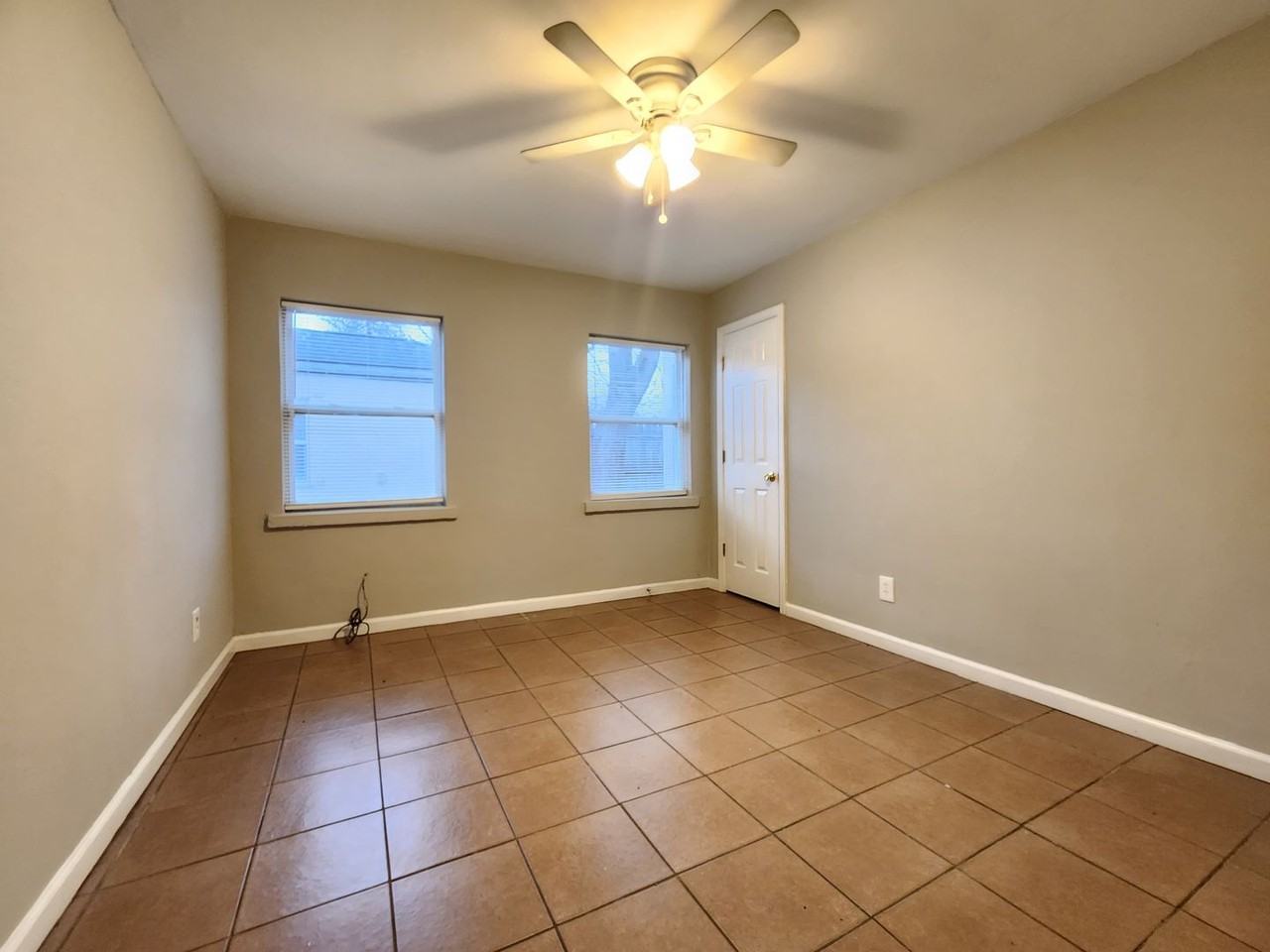 634 S Wheatland Ave - Photo 5 of 13