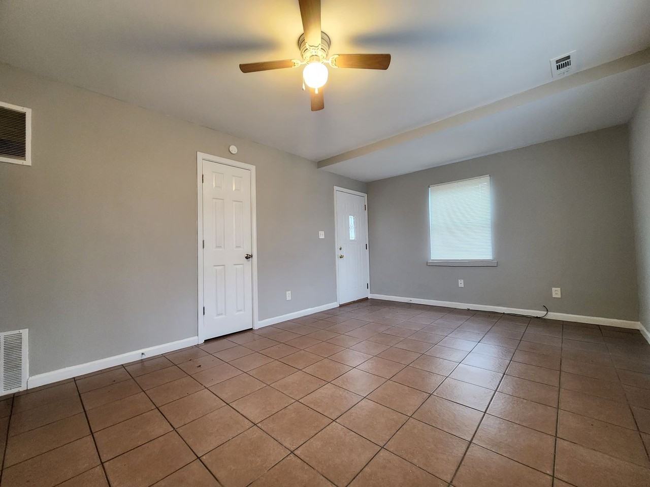 634 S Wheatland Ave - Photo 6 of 13