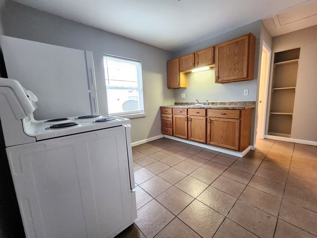 634 S Wheatland Ave - Photo 7 of 13