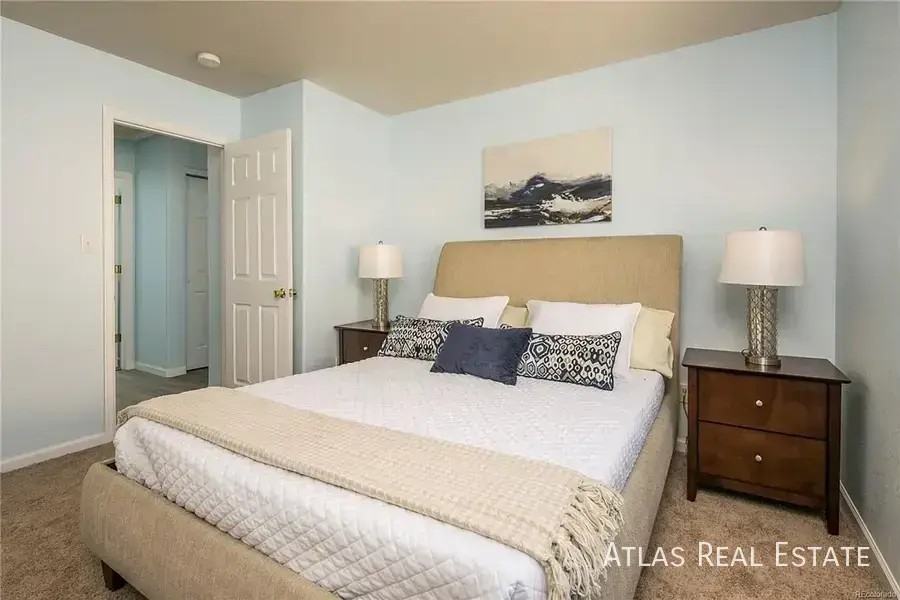 324 S Yates St - Photo 2 of 22