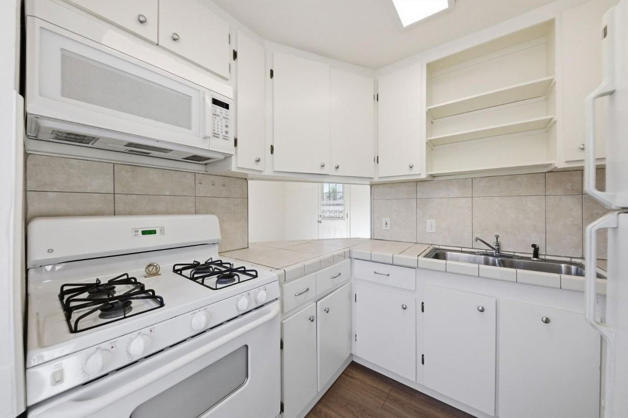 614A Redwood Ave #614 - Photo 6 of 20