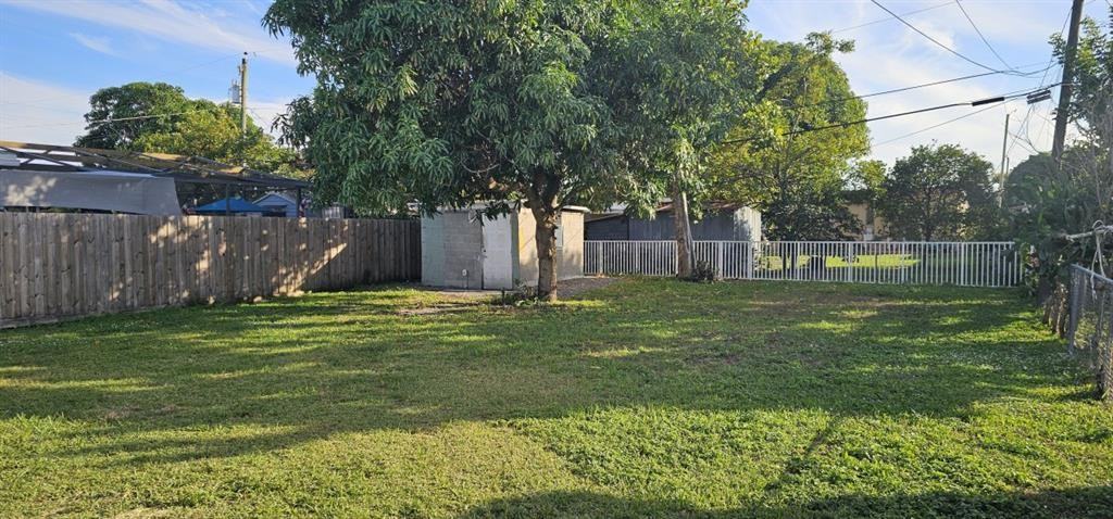 634 W 35th St #634 - Photo 4 of 5