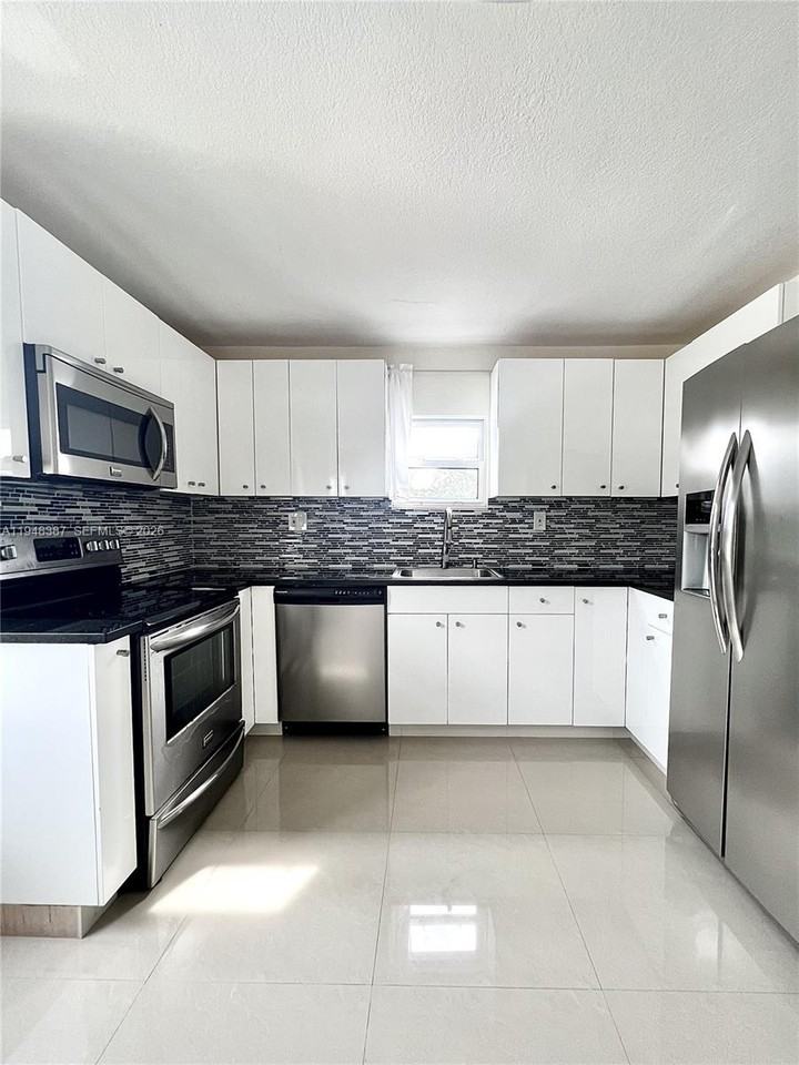 1940 Adams St #1940-3 - Photo 3 of 12