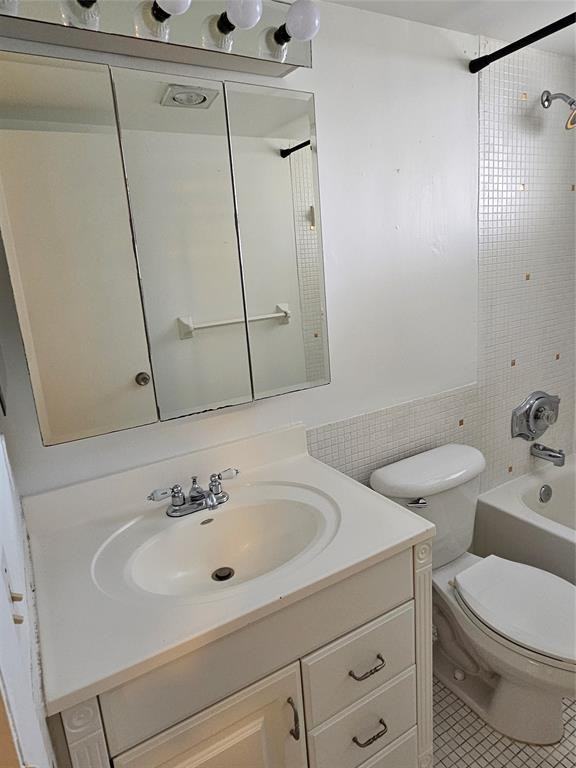 777 Se 2nd Ave #777B309 - Photo 2 of 39