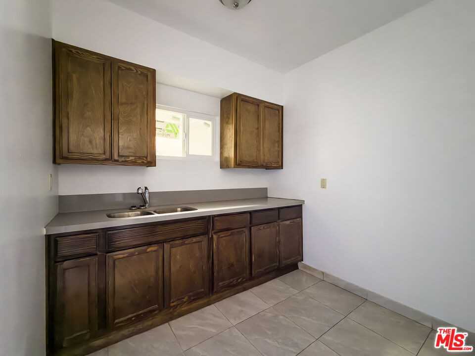 3309 S Main St #3309-8 - Photo 5 of 9