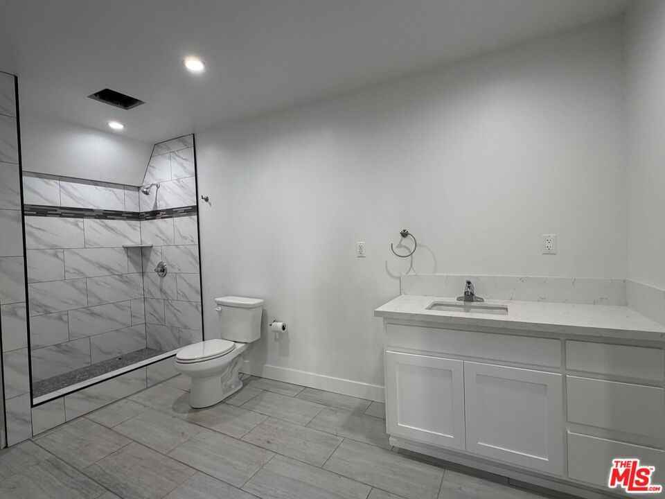 3568 S Budlong Ave #3568-6 - Photo 6 of 7