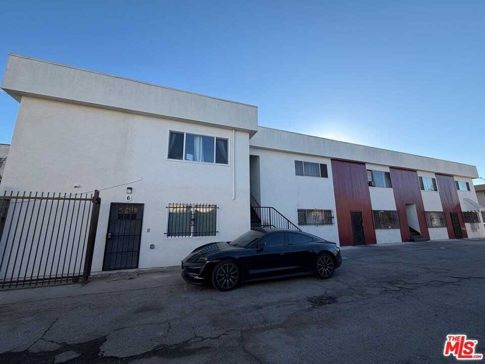 3568 S Budlong Ave #3568-6 - Photo 7 of 7