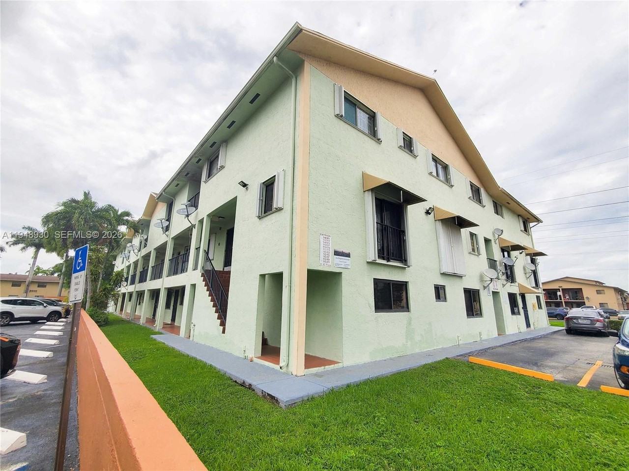 1519 W 42nd Pl #1519-17 - Photo 4 of 22