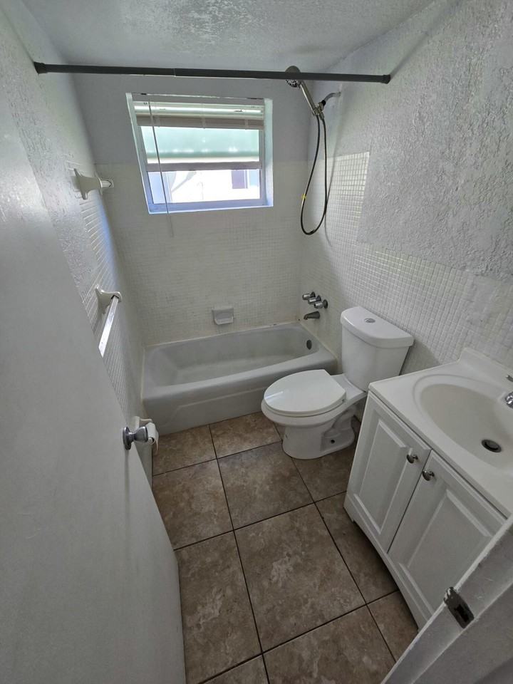 2151 Ne 168th St #2151-5 - Photo 3 of 6