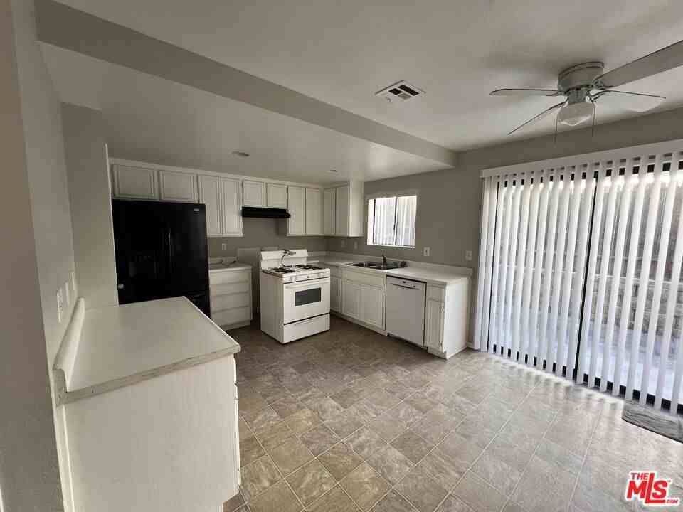 661 Woodcrest Dr #661B - Photo 2 of 10