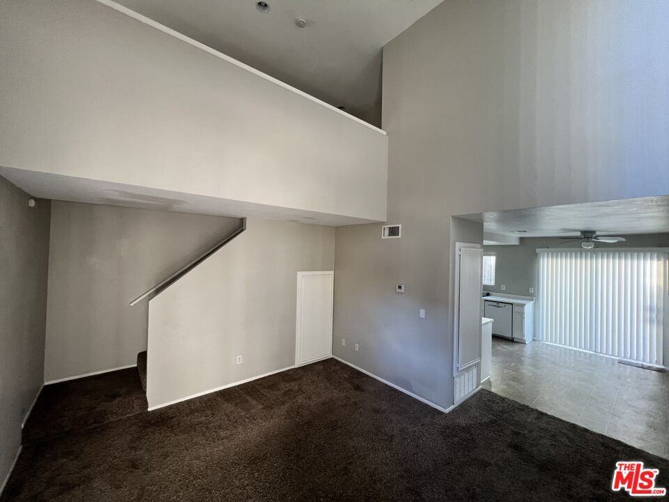 661 Woodcrest Dr #661B - Photo 3 of 10