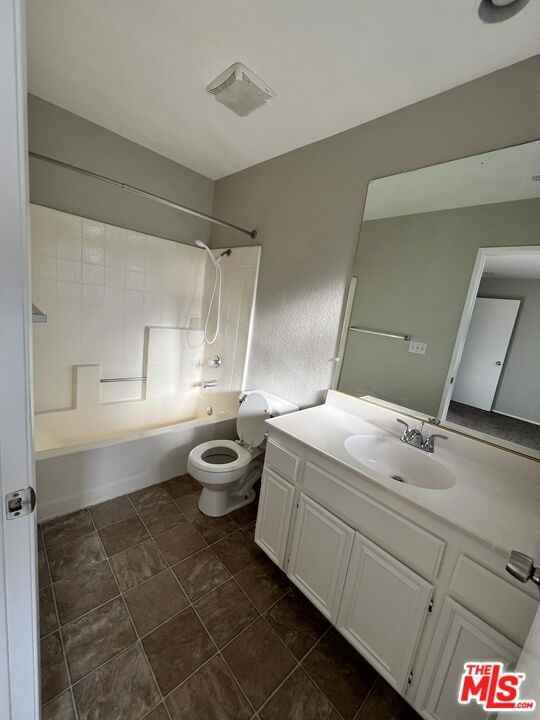 661 Woodcrest Dr #661B - Photo 7 of 10