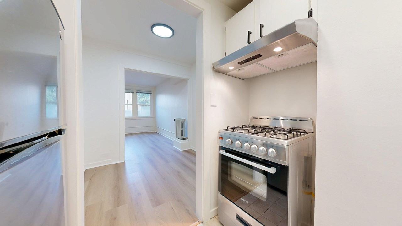 1053 Bush St #B - Photo 7 of 15