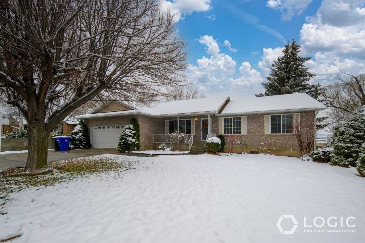 146 S Coleman St - Photo 2 of 35