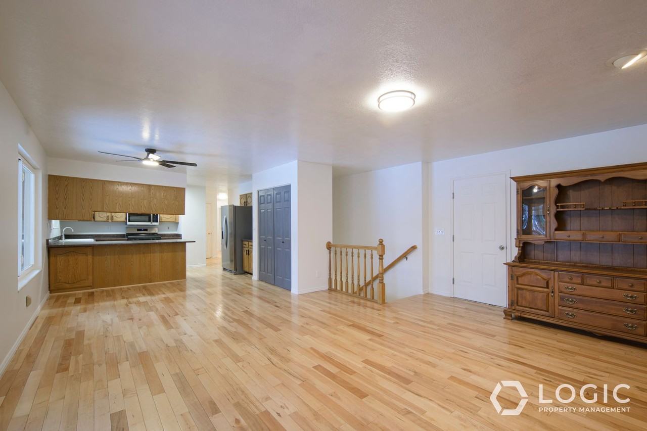 146 S Coleman St - Photo 5 of 35