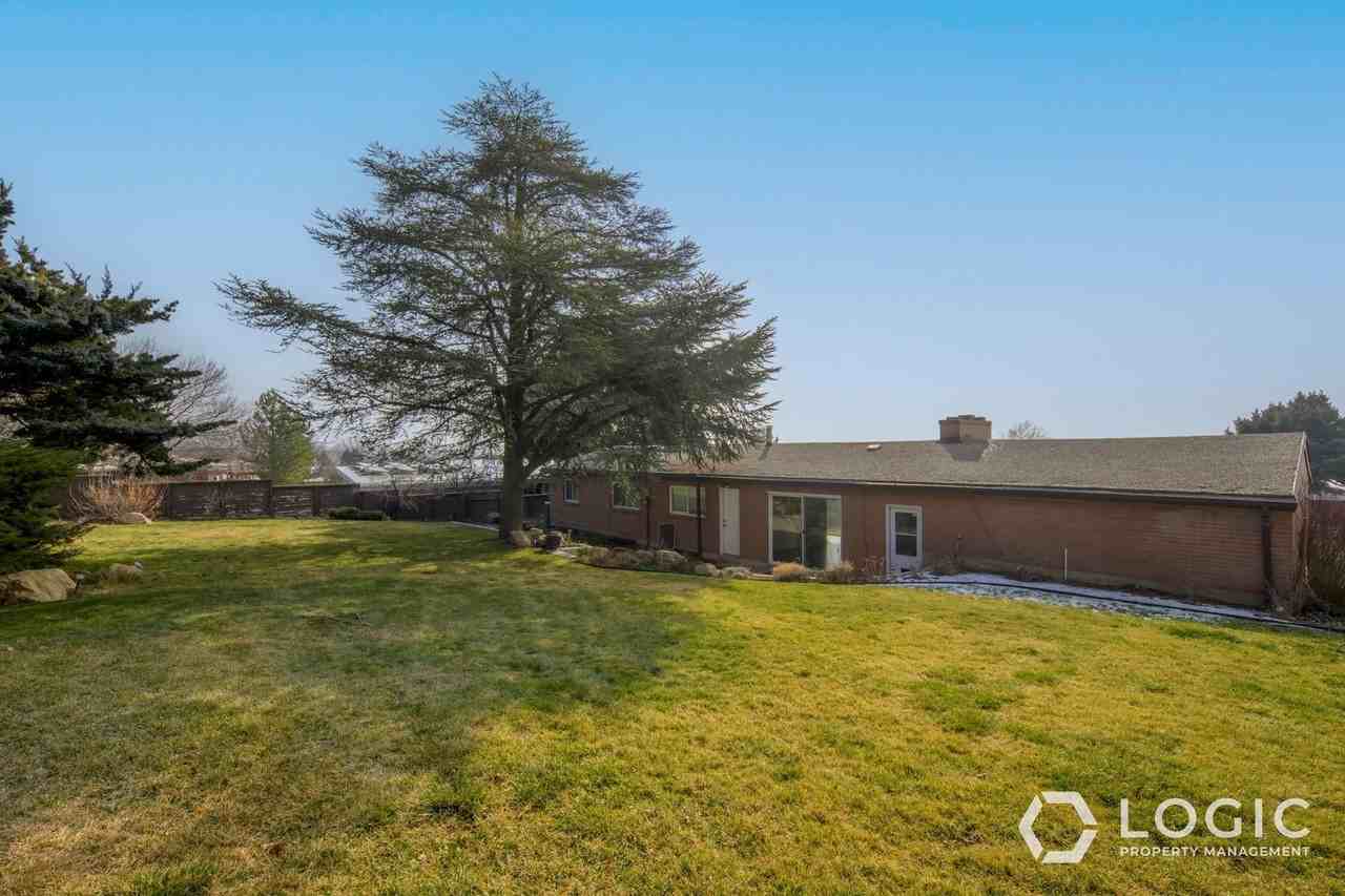 195 E Roundtoft Dr - Photo 2 of 20