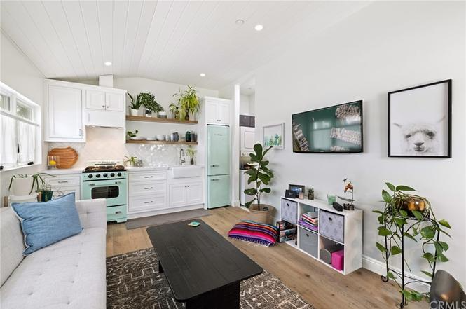 489 Jasmine St - Photo 2 of 6